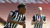 Siêu dự bị Joe Willock ghi bàn tước đi chiến thắng của Liverpool