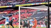 Aymeric Laporte (trái) đánh đầu ấn định tỷ số trận chung kết