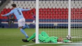 Keylor Navas gục ngã tyrong màn lội ngược dòng của Man City