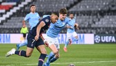 John Stones khóa chặt Kylian Mbappe