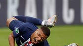 Kylian Mbappe theo đội sang Anh, nhưng không xỏ giày ra tập làm quen sân Etihad