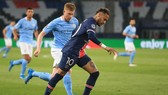 Neymar đi bóng qua hậu vệ Man City