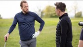 Harry Kane và Gary Neville trong cuộc phỏng vấn trên sân golf
