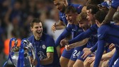Đội trưởng Azpilicueta gương cao chiếc cúp Champions League