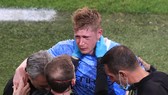 Kevin De Bruyne rời sân trong đau đớn