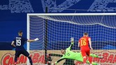 Benzema sút hỏng quả 11m liên tiếp ở tuyển Pháp