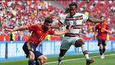 Jose Gaya cố gắng tạt bóng trước Renato Sanches (Bồ Đào Nha)