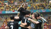 Alaba và tuyển Áo ăn mừng chier61n thắng ở Bucharest