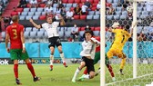 Robin Gosens (trái) ghi bàn giúp tuyển Đức dẫn 4-1