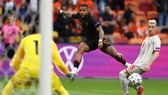 Memphis Depay tung cú sút trước khung thành Bắc Macedonia