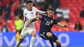 Mason Mount tranh bóng với Billy Gilmour