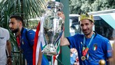 Giorge Chiellini đi đầu với chiếc cúp và vương miện trên đầu