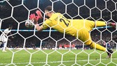 Cú sút luân lưu của Bukayo Saka bị Donnarumma cản phá