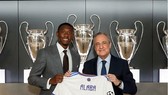 Chủ tịch Florentino Perez trao chiếc áo số 4 cho David Alaba