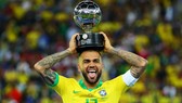 DANI Alves với chiếc cúp Copa America