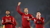 Virgil van Dijk (giữa) và Joe Gomez (trái) đều ra sân trở lại