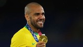 Dani Alves và chiếc HCV danh giá