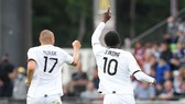 Burak Yilmaz (17) ăn mừng bàn thắng phút cuối cùng