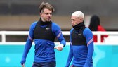 Jack Grealish và Phil Foden trên sân tập