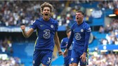 Marcos Alonso mở màn bằng quả đá phạt tuyệt vời