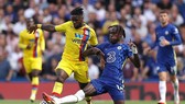 Trevoh Chalobah (phải) tranh bóng với tiền đạo Crystal Palace