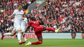 Sadio Mane ghi bàn trong chiến thắng 2-0 ở Anfield