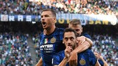 Calhanoglu và Dzeko ăn mừng bàn thắng trong trận ra mắt Inter Milan