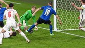 Harry Kane và Phil Foden mừn