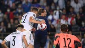 Pha đánh đầu ngược của Antoine Griezmann mang lại bàn gỡ hòa cho tuyển Pháp