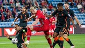 Van Dijk tranh đấu với Erling Haaland
