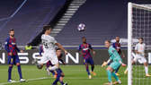 Robert Lewandowski ghi bàn trong trận Bayern thắng Barcelona 8-2