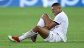 Mbappe chấn thương bàn chân buộc phải rời sân sớm
