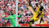 Thủ thành Alisson nhiều lần đối mặt các tiền đạo Crystal Palace trong nỗ lực giữ sạch mành lưới