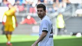 Messi sút bóng trúng xà Rennes trong trận thua cu· ngang