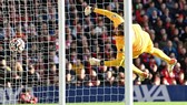 Bàn thua bất ngờ của Alisson đã giúp Brighton quật khởi trở lại