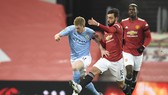 Kevin De Bruyne đi bóng qua hàng phòng thủ Man City
