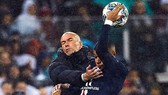Pha va cham ở đường biên giữa Mbappe và Zidane