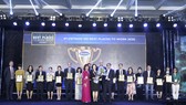 Bà Bùi Thị Hương – Giám đốc điều hành Khối Nhân sự, Hành chính & Đối ngoại Vinamilk nhận giải thưởng Nơi làm việc tốt nhất Việt Nam năm 2020
