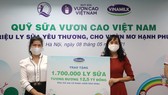 Đại diện Vinamilk trao bảng tượng trưng 1,7 triệu ly sữa của Quỹ sữa Vươn cao Việt Nam cho Đại diện Quỹ bảo trợ trẻ em Việt Nam