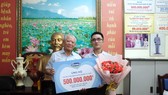 Đại diện Vinamilk ủng hộ 500 triệu đồng cho Hội Bệnh nhân nghèo TPHCM
