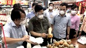 Thủ tướng Chính phủ Phạm Minh Chính kiểm tra công tác chuẩn bị hàng hóa tại Saigon Co.op