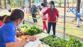 Thêm nhiều chuyến xe lưu động cung ứng hàng hoá cho người dân trong mùa Covid