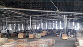 Sản xuất đồ gỗ tại Công ty TNHH MTV Triệu Phú Lộc, thị xã Tân Uyên, Bình Dương. (Ảnh: Chí Tưởng/TTXVN)
