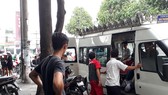 Lực lượng chức năng đưa thi thể nạn nhân về nhà xác bệnh viện phục vụ công tác điều tra