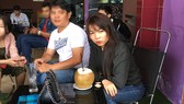 Đối tượng Bùi Thị Nụ (bên phải) khi bị phát hiện lẩn trốn ở khu vực nhà trọ