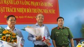 Thượng tá Đặng Trọng Cường tặng hoa 2 người bị bắt giam không có lệnh hợp pháp tại buổi xin lỗi