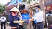 Doanh nhân trẻ tặng quà cho người khó khăn trong đợt dịch Covid-19