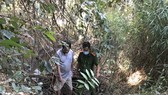 Lực lượng chức năng kiểm tra hiện trường xả thải. Ảnh: XUÂN TRUNG