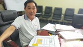 Ông Huỳnh Uy Dũng bên sơ đồ vị trí 255 lô đất nền muốn tặng