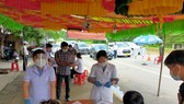 Nhân viên y tế Bình Dương thực hiện nhiệm vụ tại chốt kiểm soát dịch